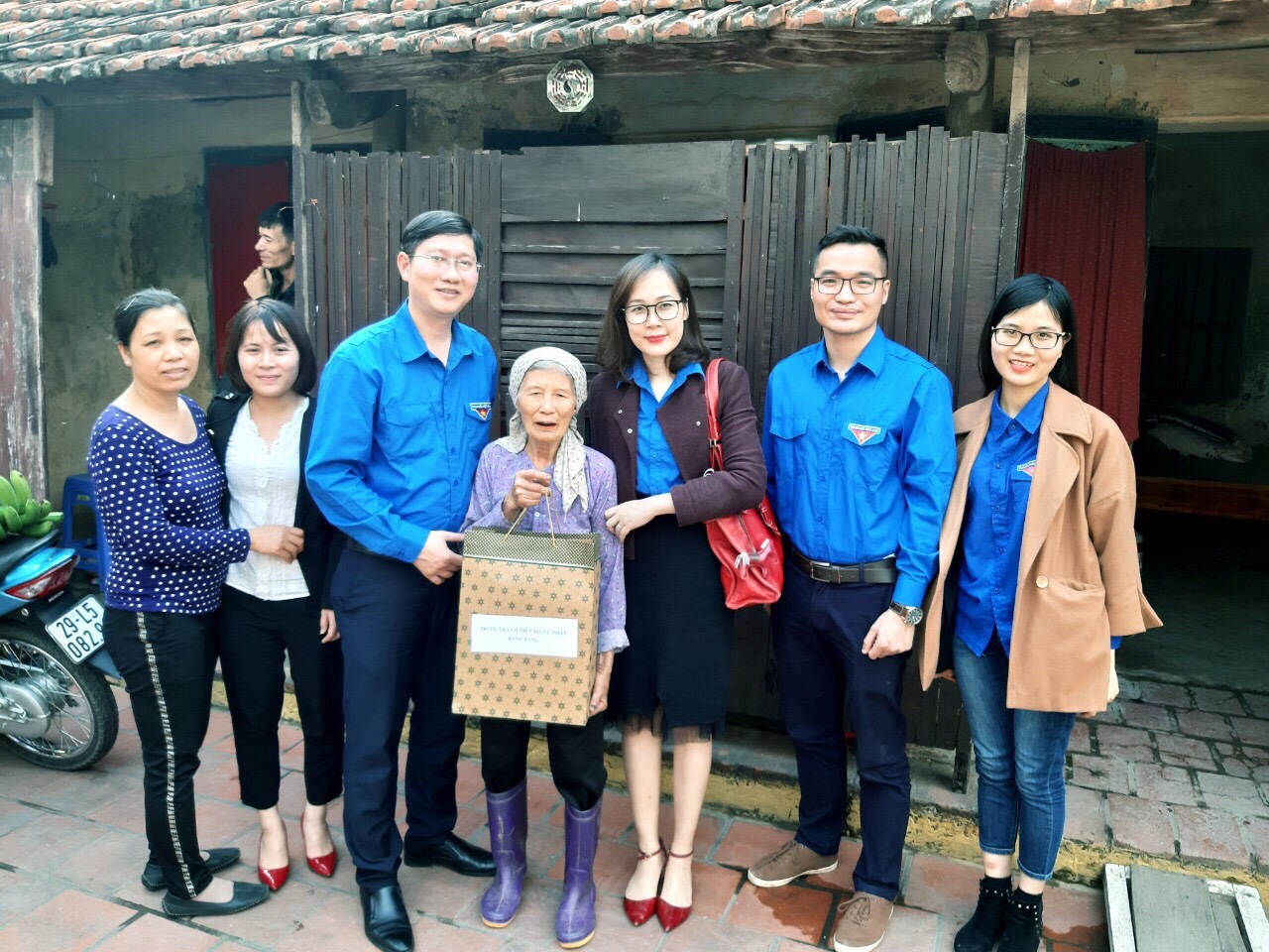 Đoàn Thanh niên Cụm thi đua số 3  thăm gia đình chính sách trên địa bàn Quận Bắc Từ Liêm, Hà Nội