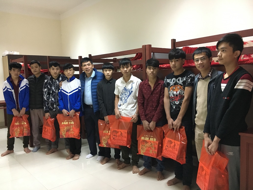 TC Luật Thái Nguyên phối hợp ĐTN Bộ tổ chức chương trình tặng quà hỗ trợ học sinh về quê đón tết