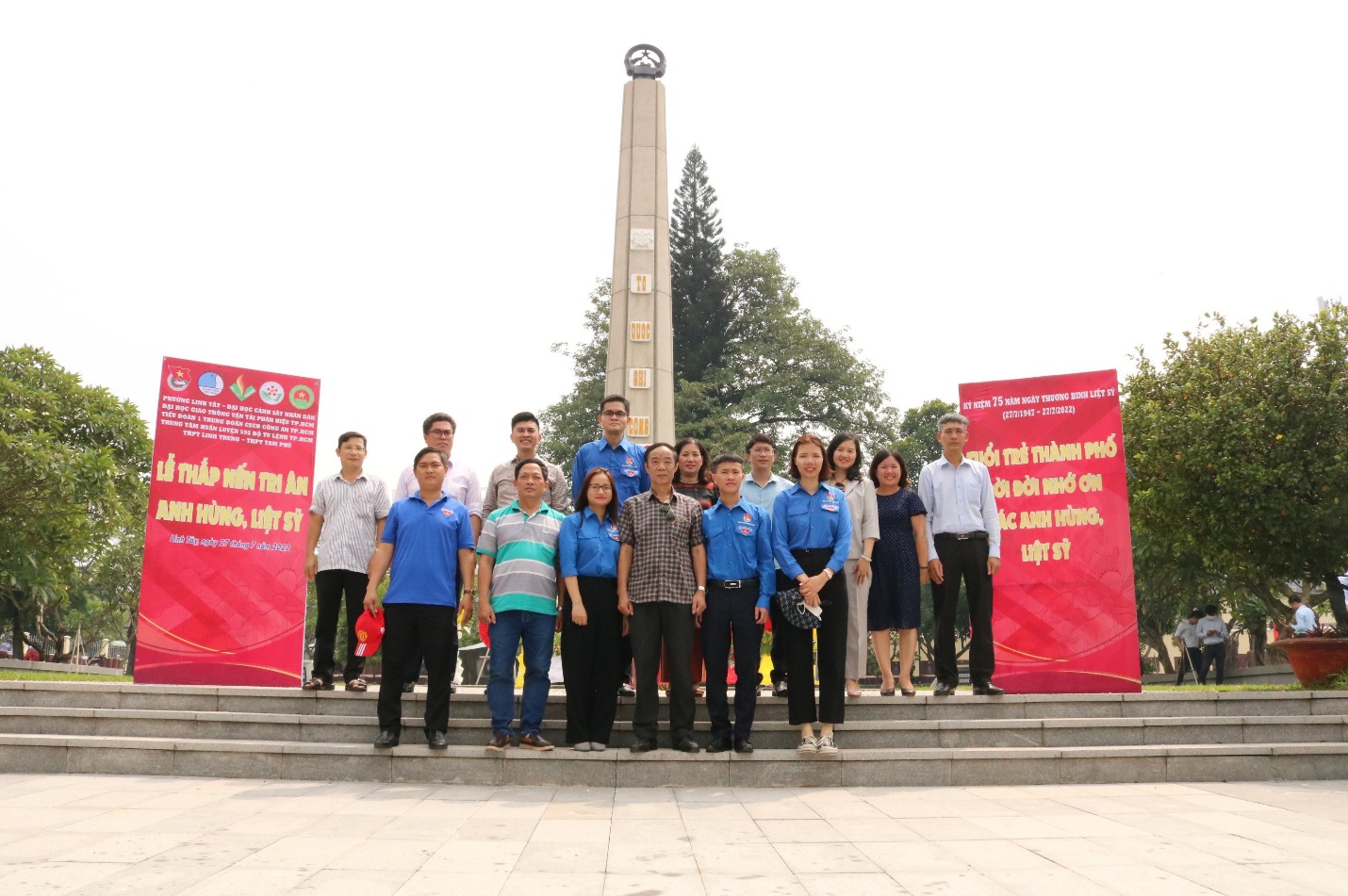 Đoàn thanh niên Học viện Tư pháp tại TP. Hồ Chí Minh dâng hương tại nghĩa trang liệt sĩ thành phố Hồ Chí Minh