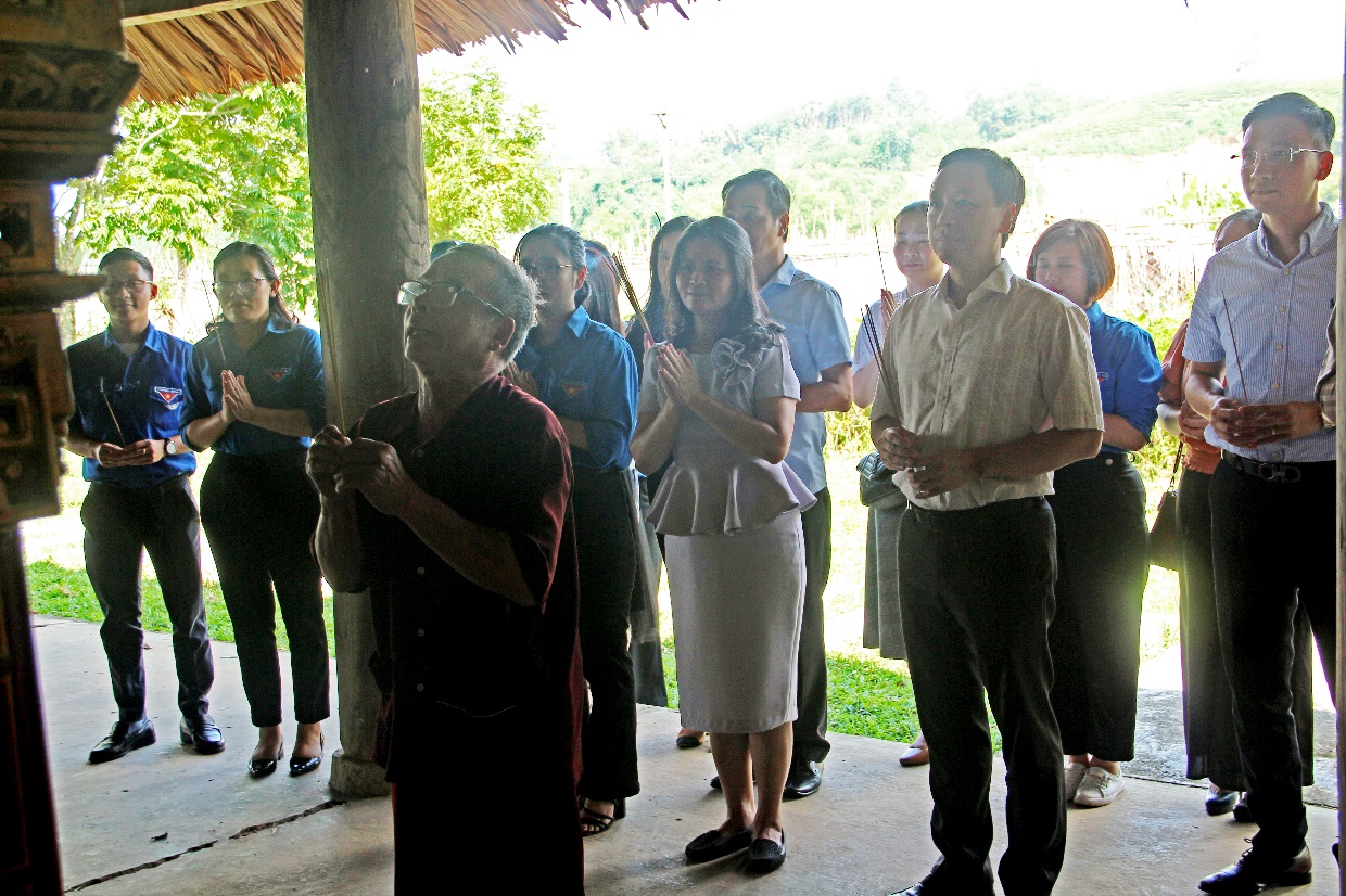 Dâng hương tại Đình Thanh La