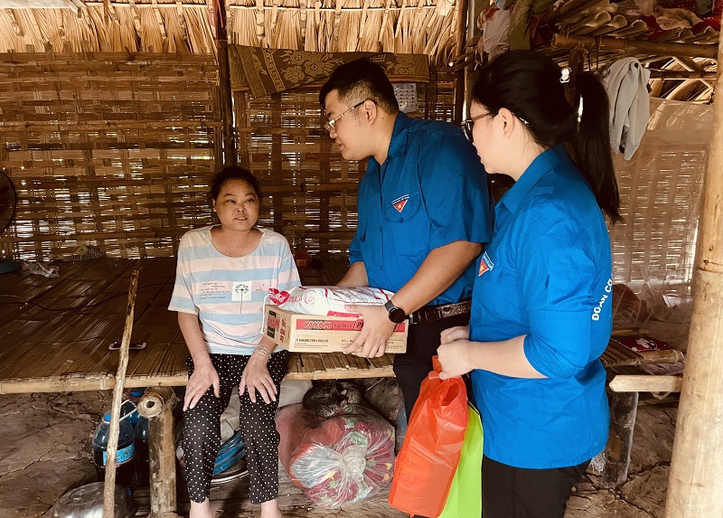 Chi đoàn Văn phòng trao 15 suất quà cho các hộ gia đình có hoàn cảnh đặc biệt khó khăn trên địa bàn xã Cảm Nhân, huyện Yên Bình, tỉnh Yên Bái