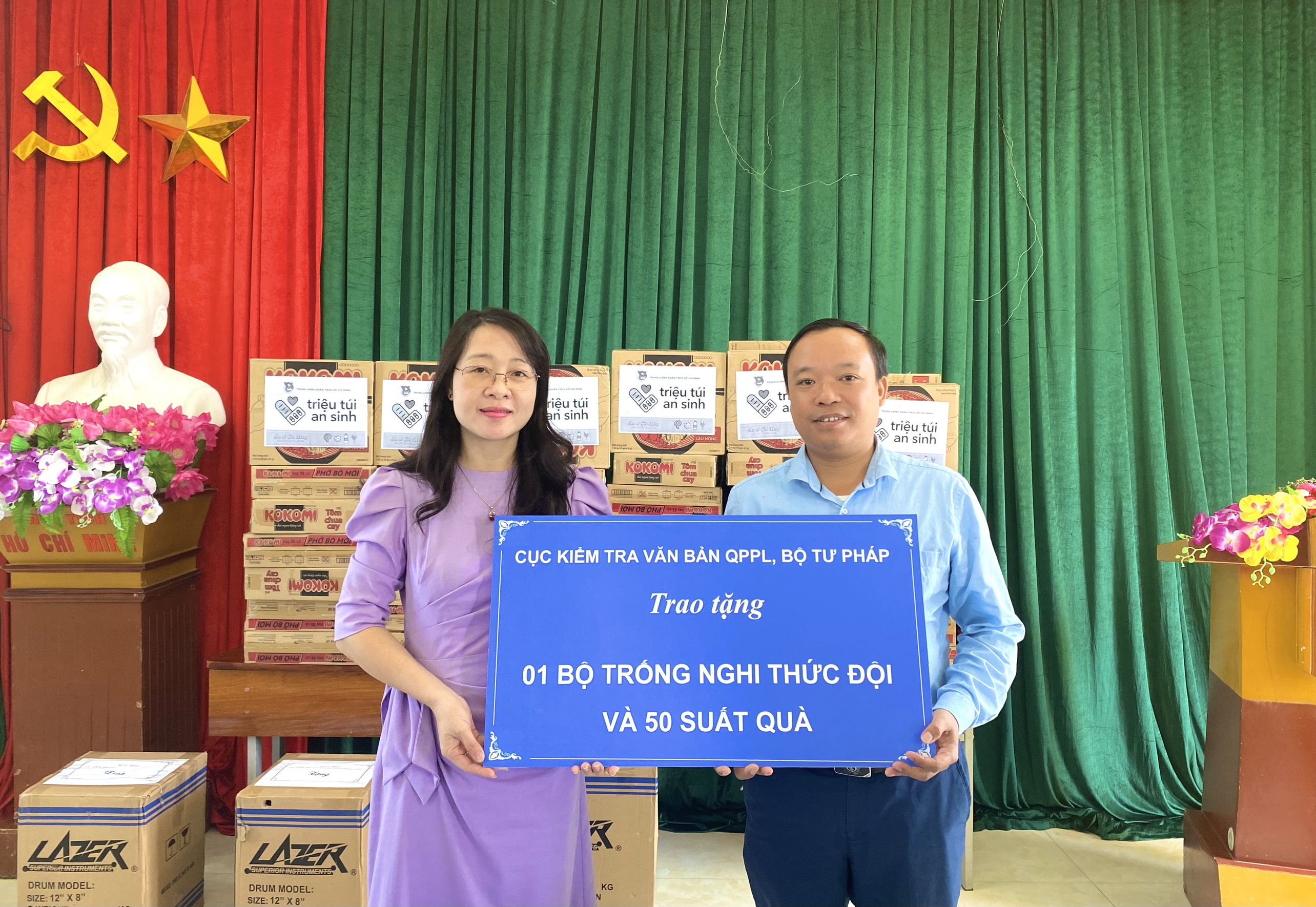 trao tặng 01 bộ trống nghi thức đội cho Trường PTDTBT TH&THCS Suối Giàng