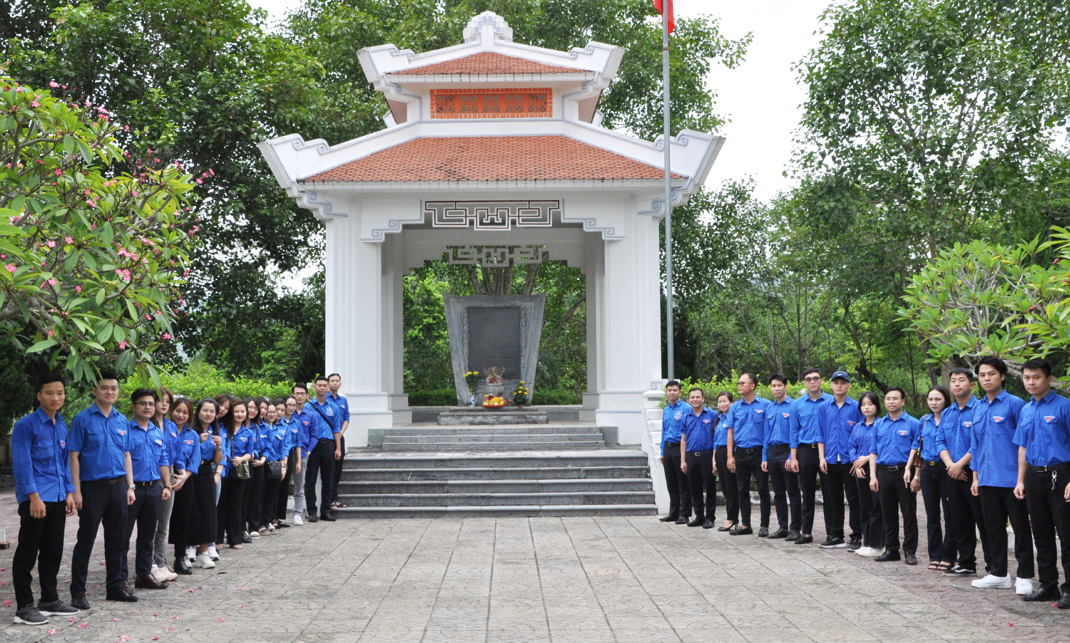 Chụp ảnh lưu niệm tại Khu di tích lịch sử của Bộ 