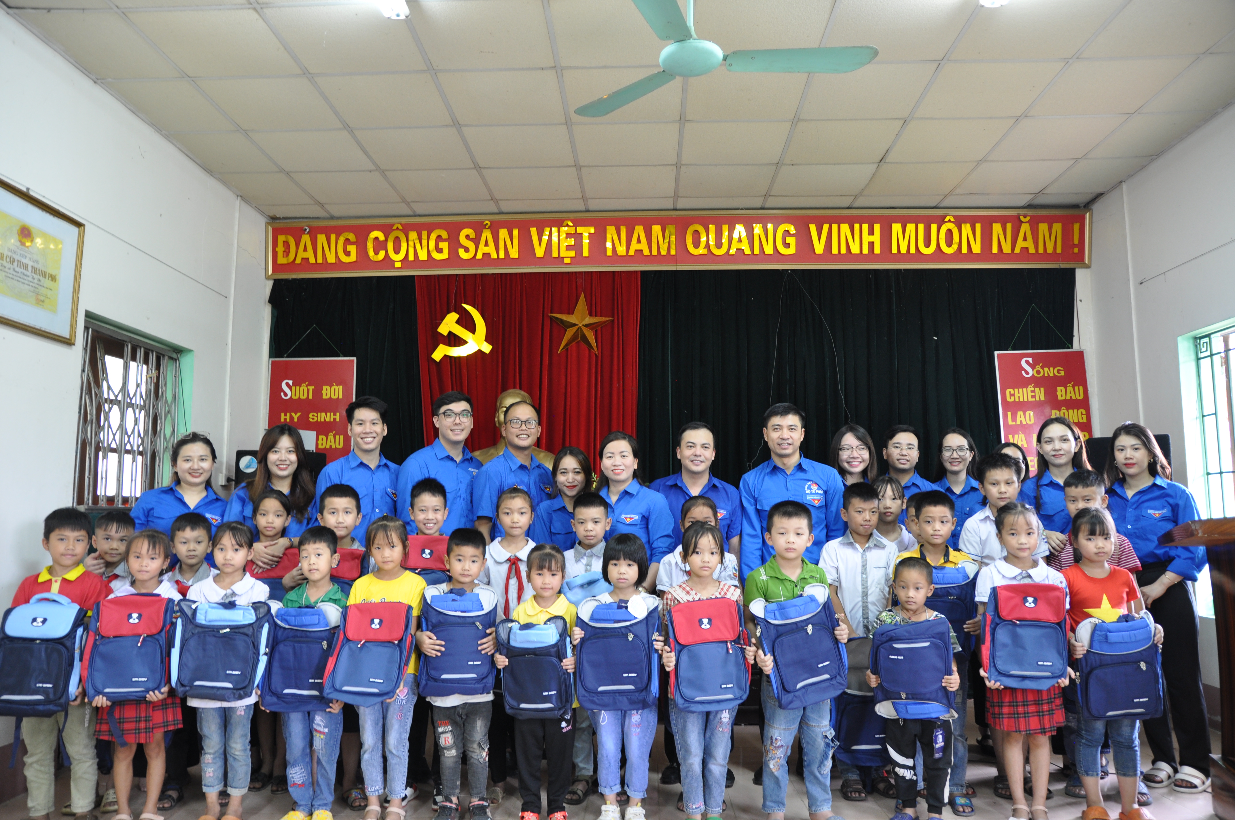 30 suất quà cho các cháu học sinh có hoàn cảnh khó khăn, nhưng có thành tích học tập tốt của Trường tiểu học xã Minh Thanh, huyện Sơn Dương, tỉnh Tuyên Quang.