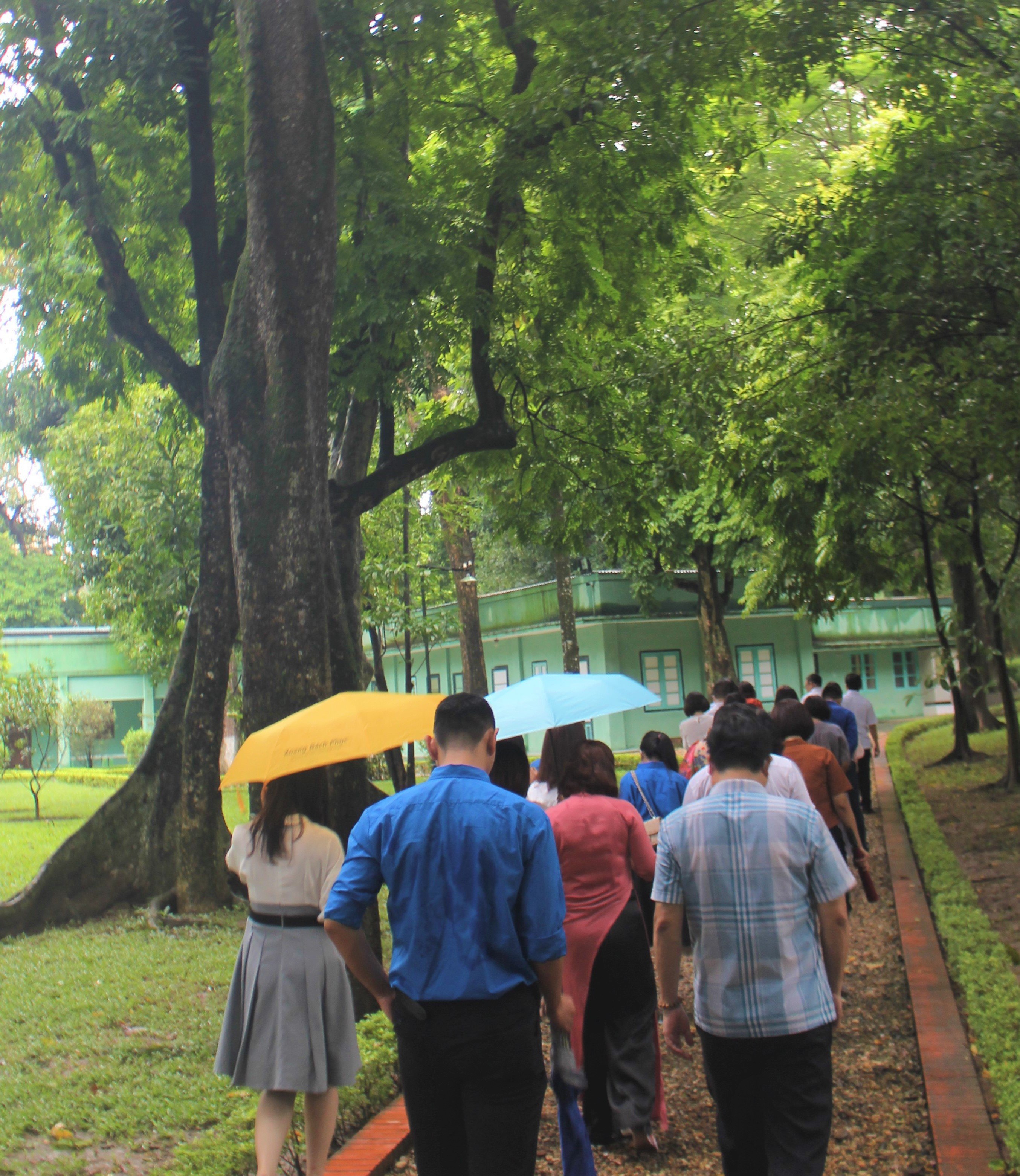 dâng hương tưởng niệm Chủ tịch Hồ Chí Minh tại Nhà 67 và tham quan các địa điểm khác trong Khu di tích Hồ Chí Minh 