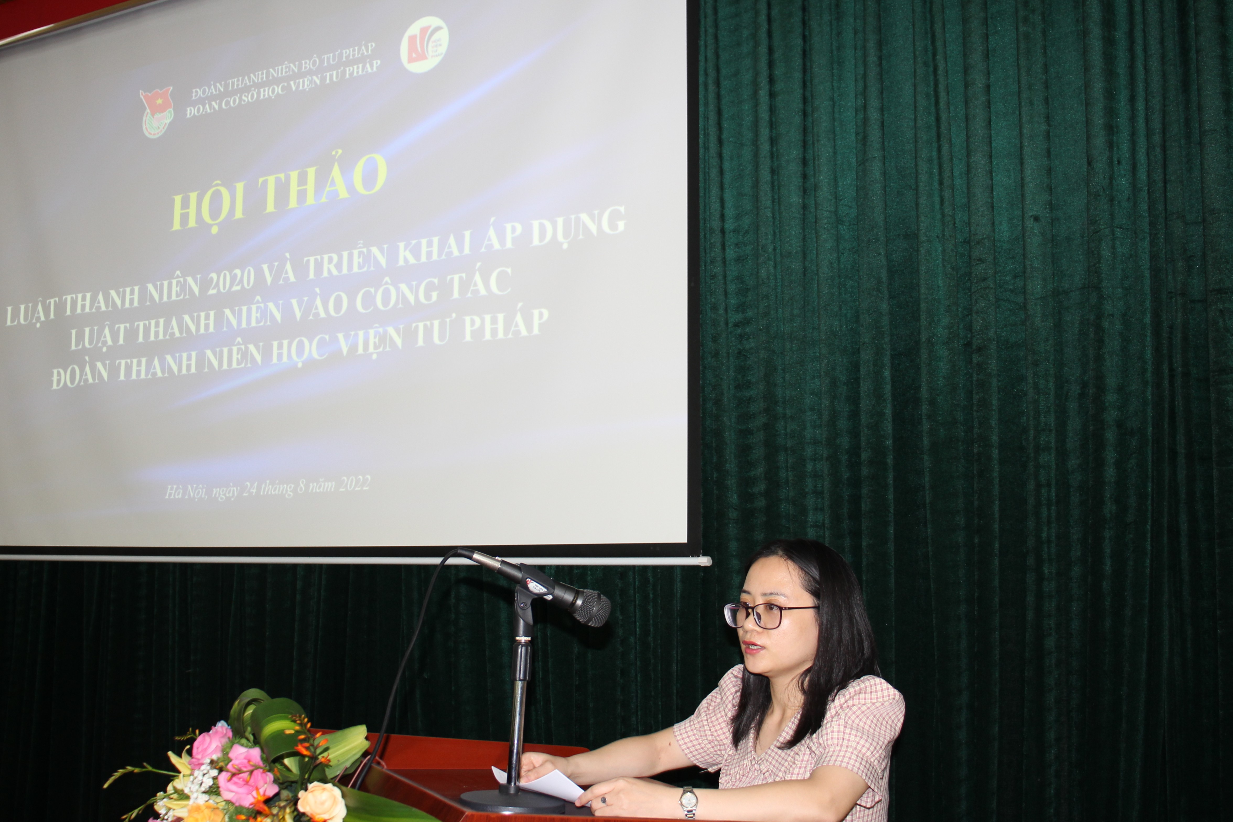 Đồng chí Nguyễn Thị Ngân, Phó Bí thư Đoàn thanh niên Bộ Tư pháp phát biểu tại Hội thảo