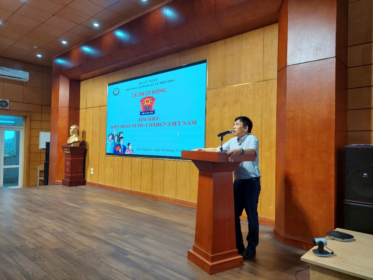 Thầy Hoàng Xuân Châu – Hiệu trưởng Nhà trường phát biểu tại buổi Lễ phát động cuộc thi trực tuyến Tìm hiểu Hiến pháp nước CHXHCN Việt Nam